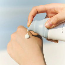 Cargar imagen en el visor de la galería, Madagascar Centella Hyalu-Cica Water-Fit Sun Serum